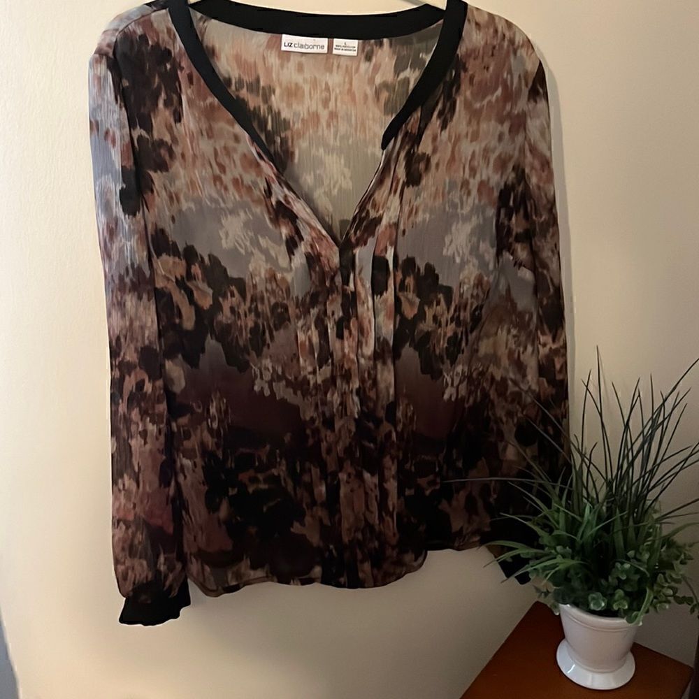 Liz Claiborne Size Large 100% Polyester Adorable Top In Like New Condition